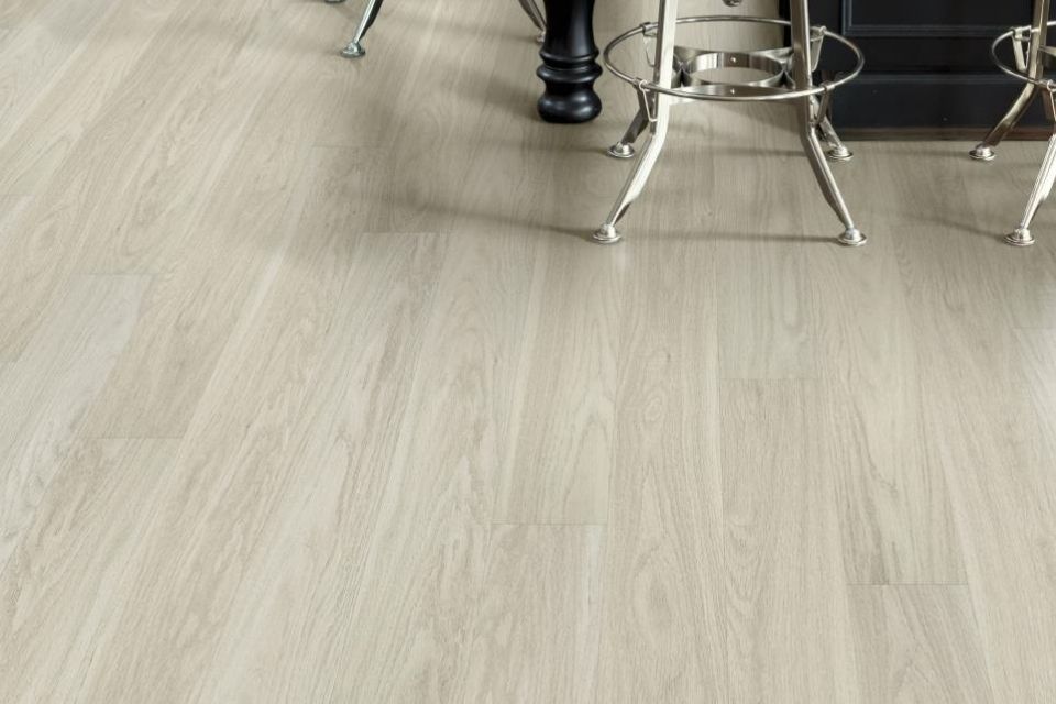 Modern luxury vinyl flooring in light tone wood-look 