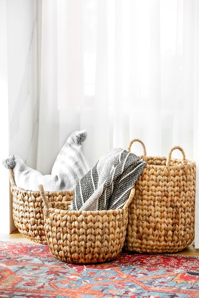 Living room blankets in wicker baskets for a cozy home design 