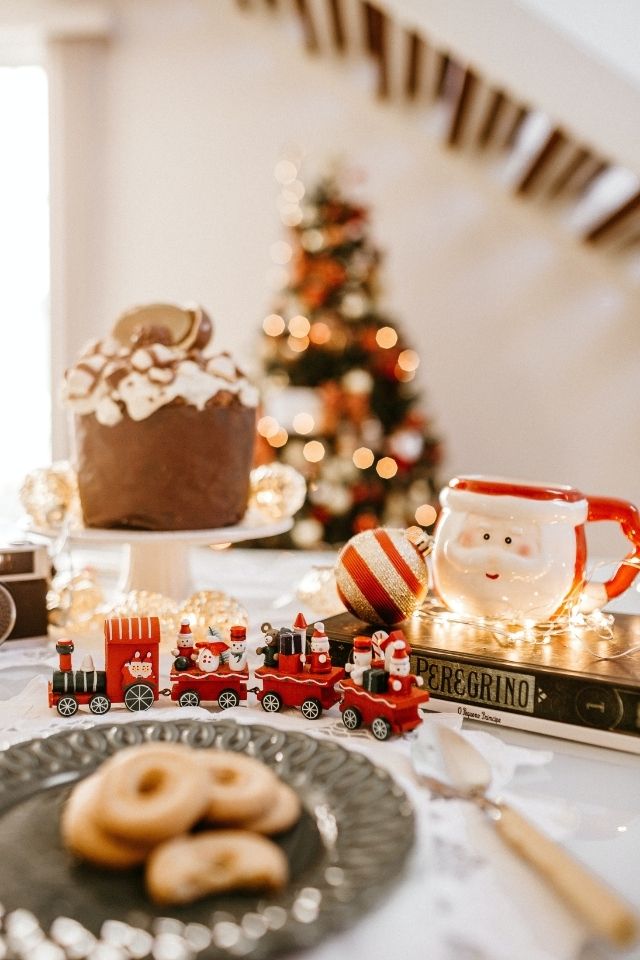 Holiday decor on top of table in dining room 